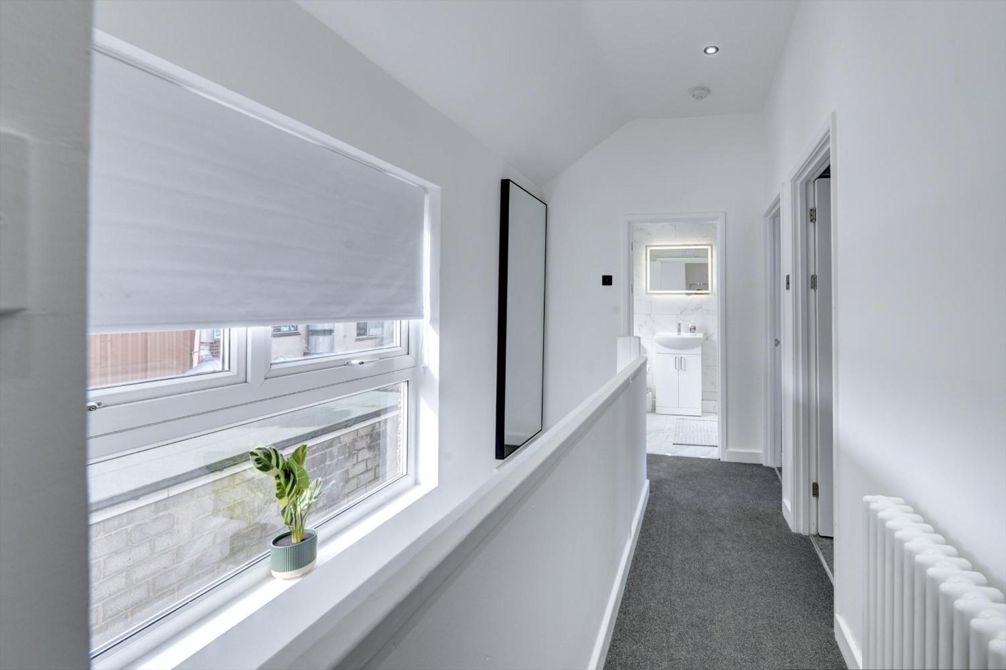 4 Bedrooms Homely House With Garden- Sleeps 9 Comfortably With 6 Comfortable Beds, Free Street Parking, Business Travellers, Contractors, & Holiday-Goers, Coventry, Near All Major Transport Links In Coventry And Motorway 외부 사진