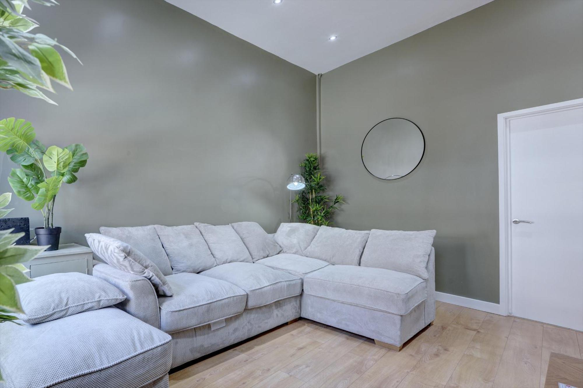 4 Bedrooms Homely House With Garden- Sleeps 9 Comfortably With 6 Comfortable Beds, Free Street Parking, Business Travellers, Contractors, & Holiday-Goers, Coventry, Near All Major Transport Links In Coventry And Motorway 외부 사진