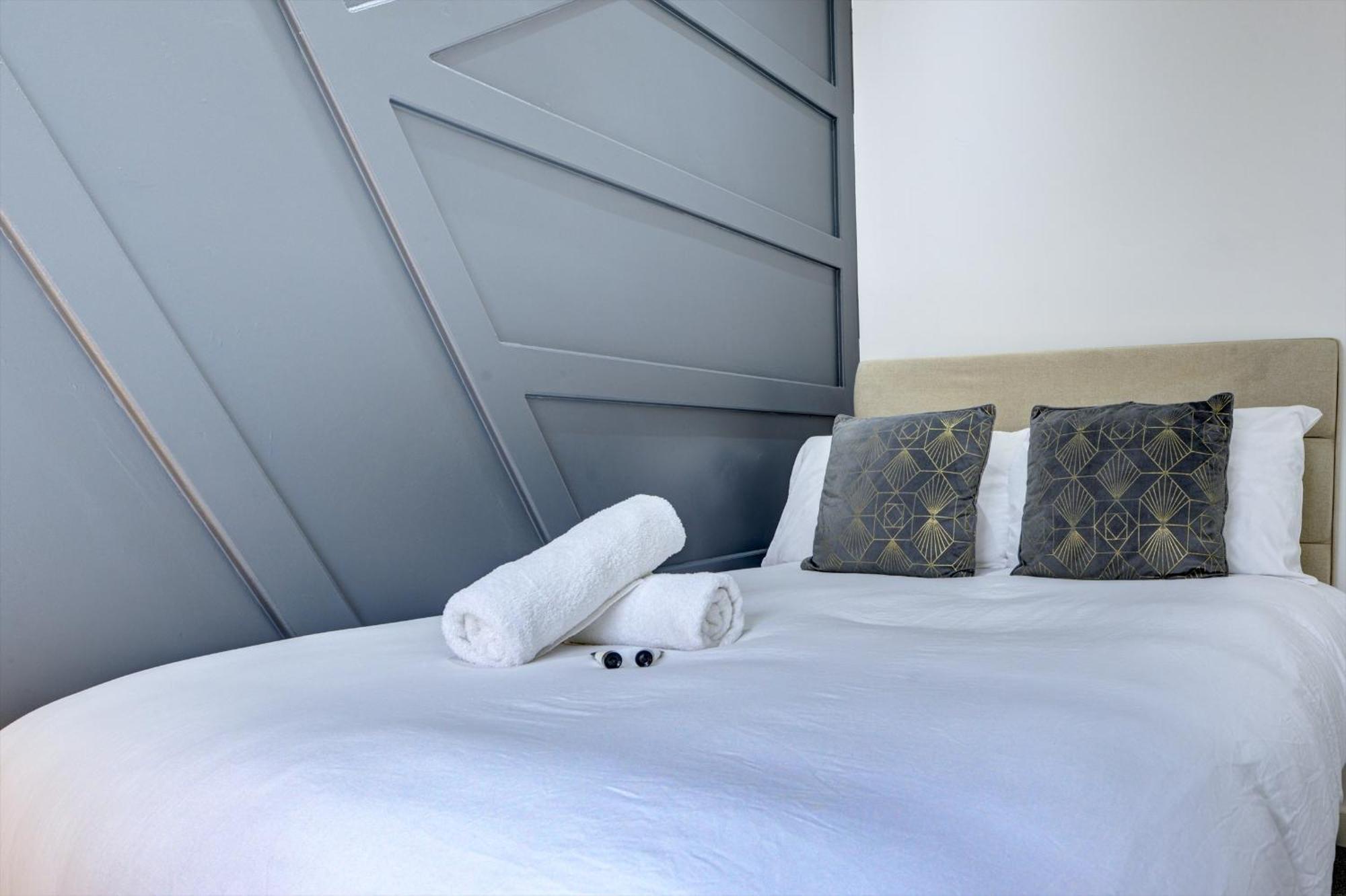4 Bedrooms Homely House With Garden- Sleeps 9 Comfortably With 6 Comfortable Beds, Free Street Parking, Business Travellers, Contractors, & Holiday-Goers, Coventry, Near All Major Transport Links In Coventry And Motorway 외부 사진