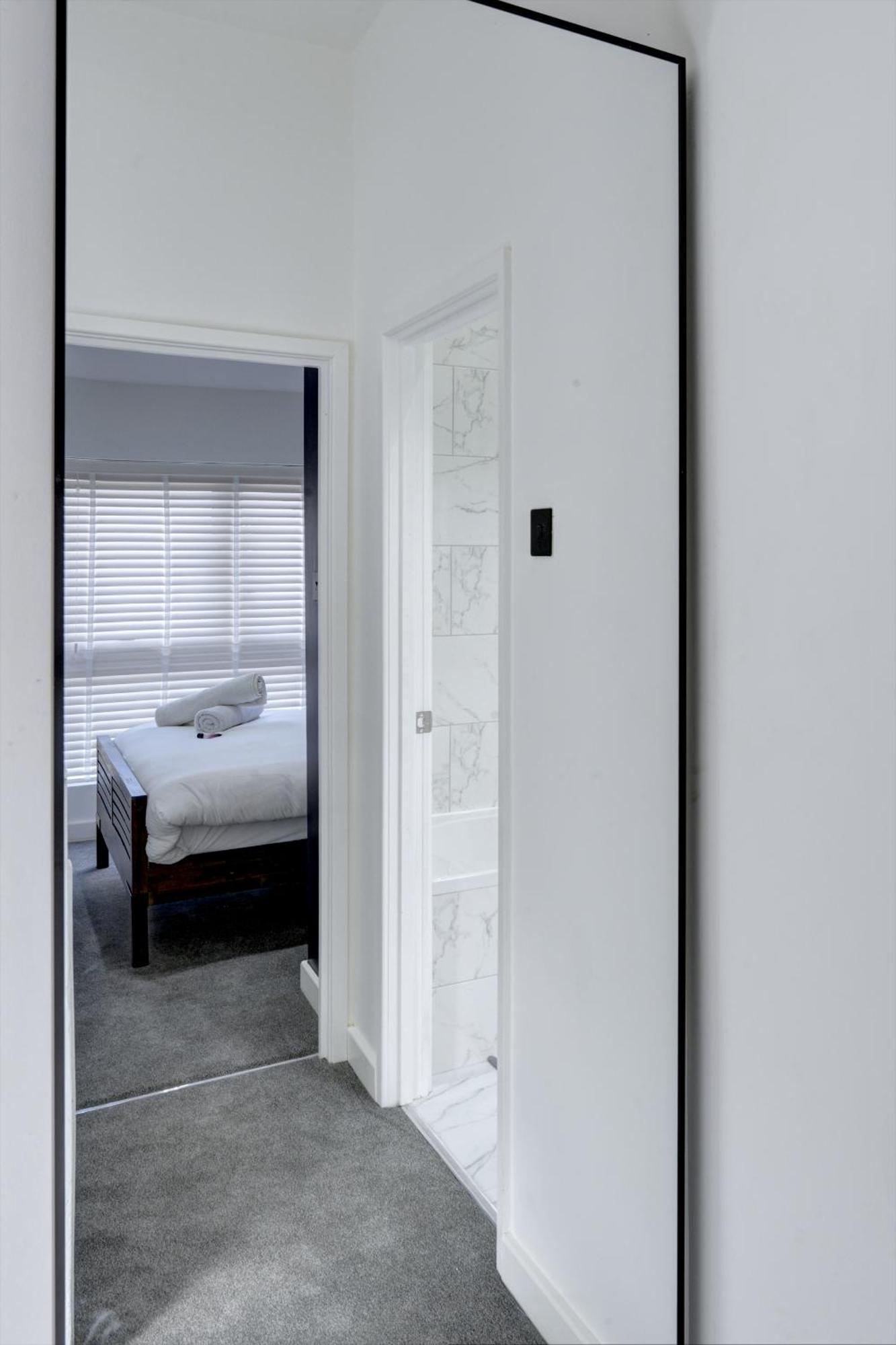 4 Bedrooms Homely House With Garden- Sleeps 9 Comfortably With 6 Comfortable Beds, Free Street Parking, Business Travellers, Contractors, & Holiday-Goers, Coventry, Near All Major Transport Links In Coventry And Motorway 외부 사진
