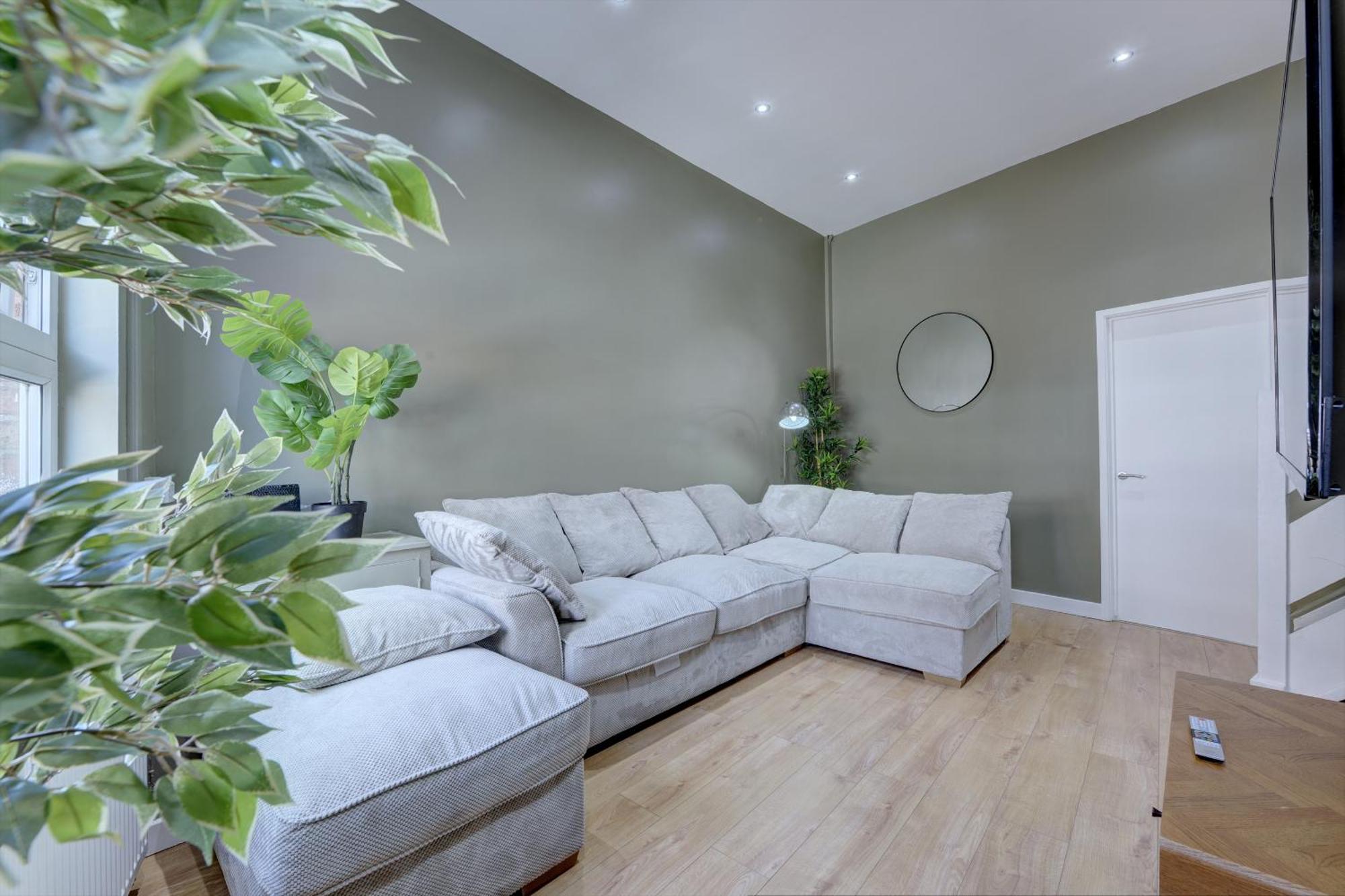 4 Bedrooms Homely House With Garden- Sleeps 9 Comfortably With 6 Comfortable Beds, Free Street Parking, Business Travellers, Contractors, & Holiday-Goers, Coventry, Near All Major Transport Links In Coventry And Motorway 외부 사진