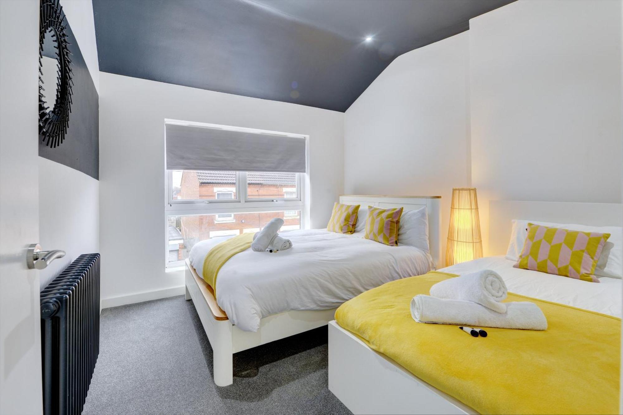 4 Bedrooms Homely House With Garden- Sleeps 9 Comfortably With 6 Comfortable Beds, Free Street Parking, Business Travellers, Contractors, & Holiday-Goers, Coventry, Near All Major Transport Links In Coventry And Motorway 외부 사진