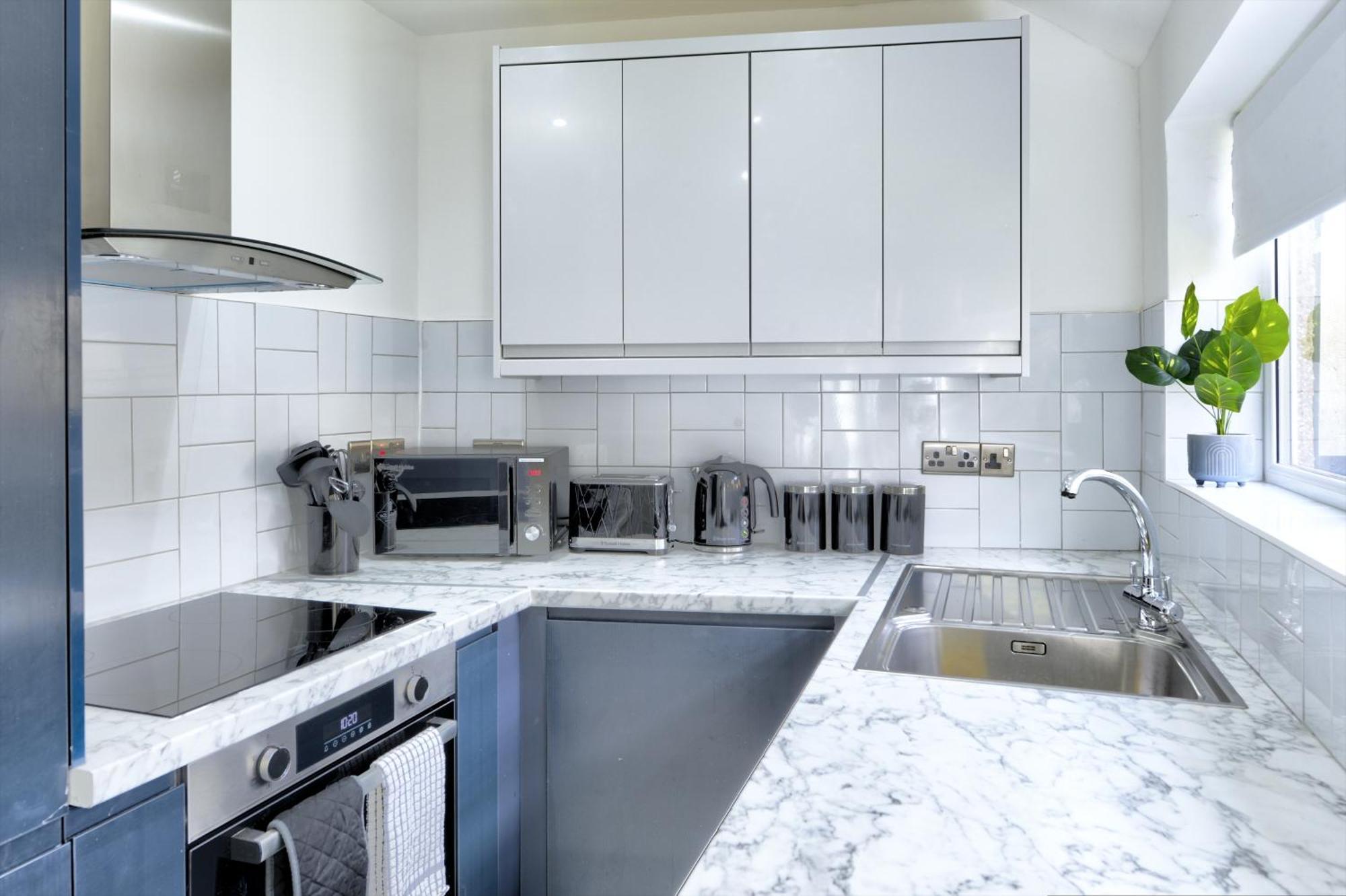 4 Bedrooms Homely House With Garden- Sleeps 9 Comfortably With 6 Comfortable Beds, Free Street Parking, Business Travellers, Contractors, & Holiday-Goers, Coventry, Near All Major Transport Links In Coventry And Motorway 외부 사진