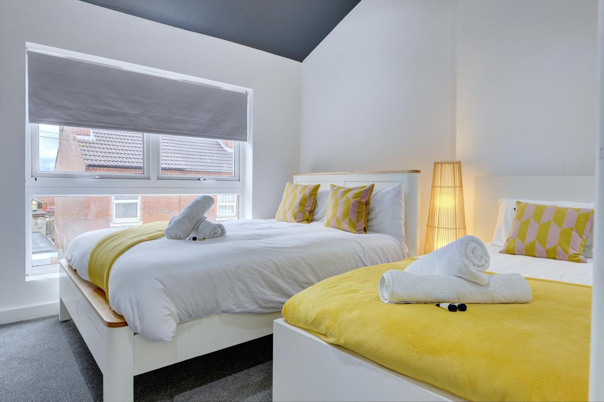 4 Bedrooms Homely House With Garden- Sleeps 9 Comfortably With 6 Comfortable Beds, Free Street Parking, Business Travellers, Contractors, & Holiday-Goers, Coventry, Near All Major Transport Links In Coventry And Motorway 외부 사진
