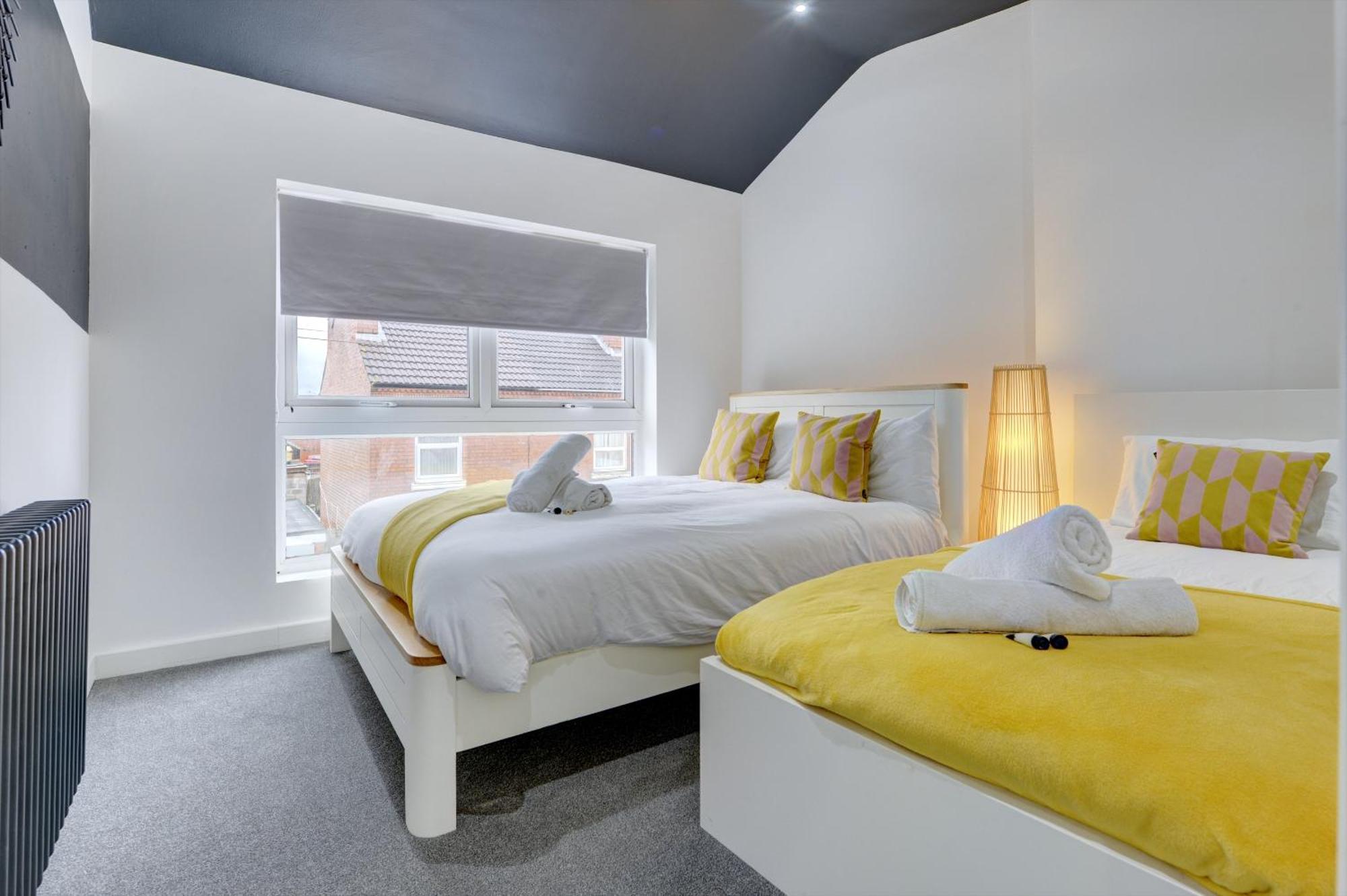 4 Bedrooms Homely House With Garden- Sleeps 9 Comfortably With 6 Comfortable Beds, Free Street Parking, Business Travellers, Contractors, & Holiday-Goers, Coventry, Near All Major Transport Links In Coventry And Motorway 외부 사진