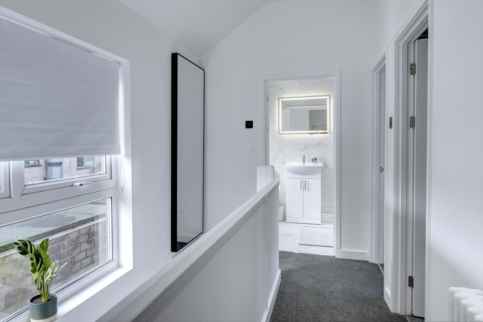 4 Bedrooms Homely House With Garden- Sleeps 9 Comfortably With 6 Comfortable Beds, Free Street Parking, Business Travellers, Contractors, & Holiday-Goers, Coventry, Near All Major Transport Links In Coventry And Motorway 외부 사진