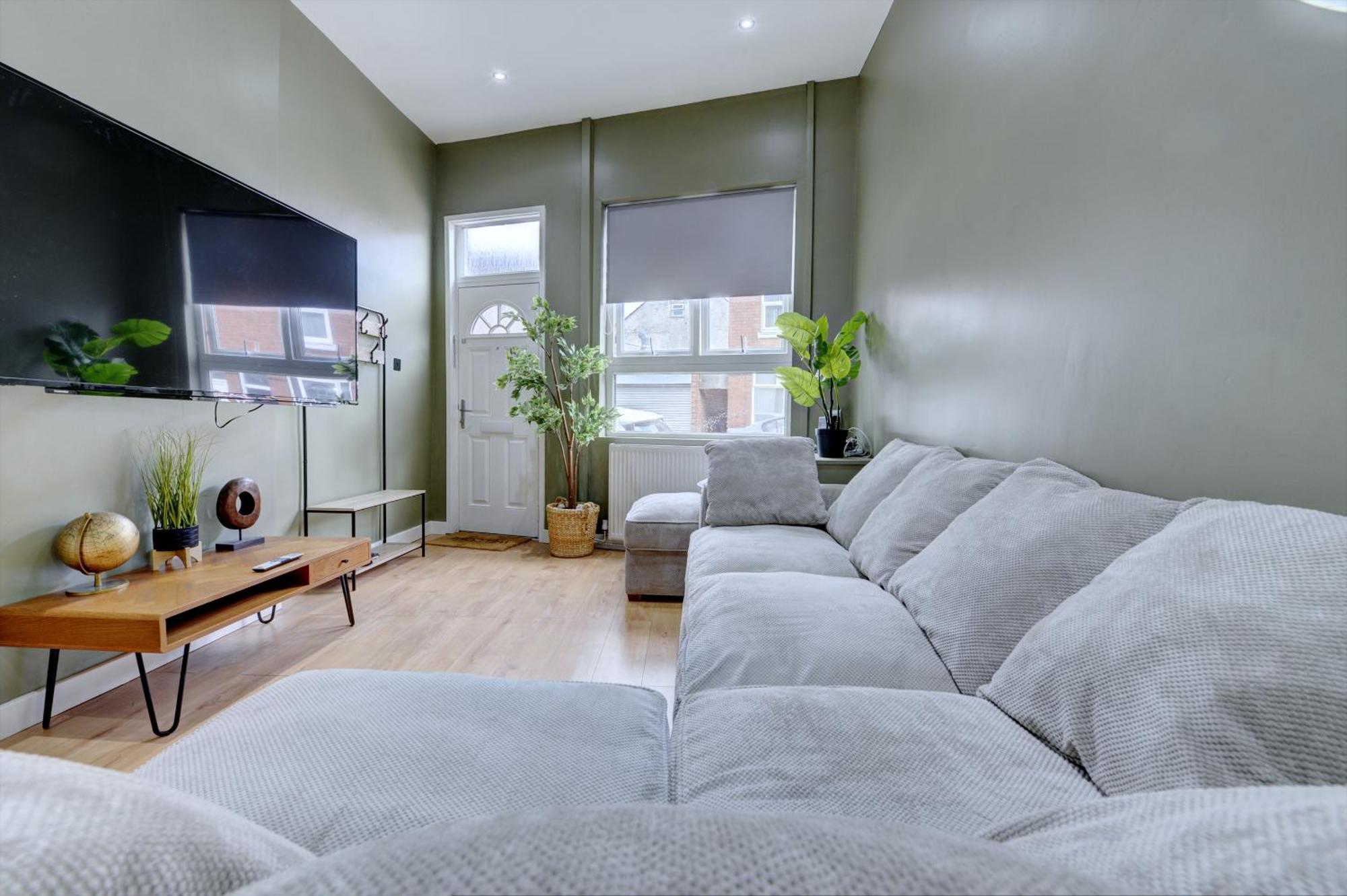 4 Bedrooms Homely House With Garden- Sleeps 9 Comfortably With 6 Comfortable Beds, Free Street Parking, Business Travellers, Contractors, & Holiday-Goers, Coventry, Near All Major Transport Links In Coventry And Motorway 외부 사진
