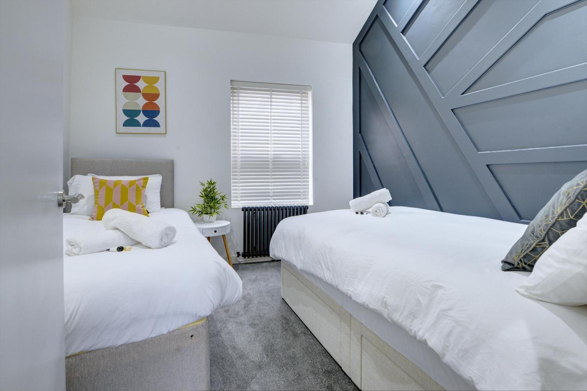 4 Bedrooms Homely House With Garden- Sleeps 9 Comfortably With 6 Comfortable Beds, Free Street Parking, Business Travellers, Contractors, & Holiday-Goers, Coventry, Near All Major Transport Links In Coventry And Motorway 외부 사진