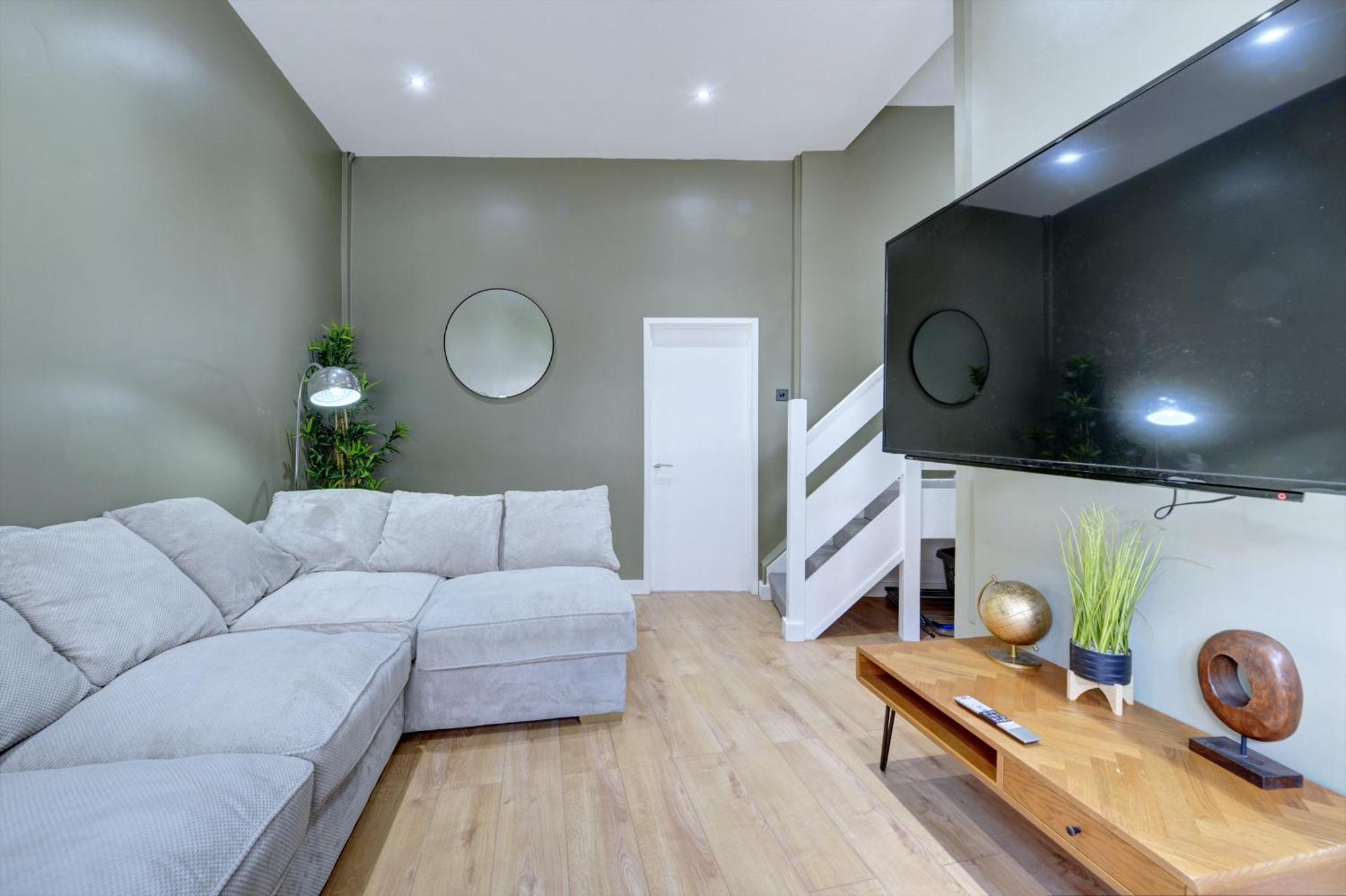 4 Bedrooms Homely House With Garden- Sleeps 9 Comfortably With 6 Comfortable Beds, Free Street Parking, Business Travellers, Contractors, & Holiday-Goers, Coventry, Near All Major Transport Links In Coventry And Motorway 외부 사진