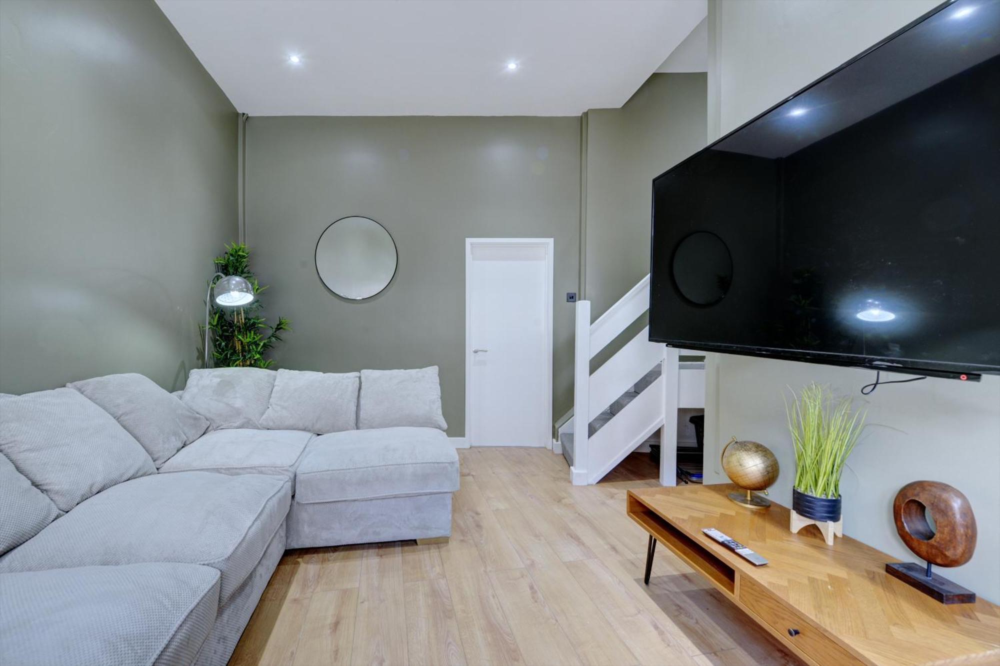 4 Bedrooms Homely House With Garden- Sleeps 9 Comfortably With 6 Comfortable Beds, Free Street Parking, Business Travellers, Contractors, & Holiday-Goers, Coventry, Near All Major Transport Links In Coventry And Motorway 외부 사진