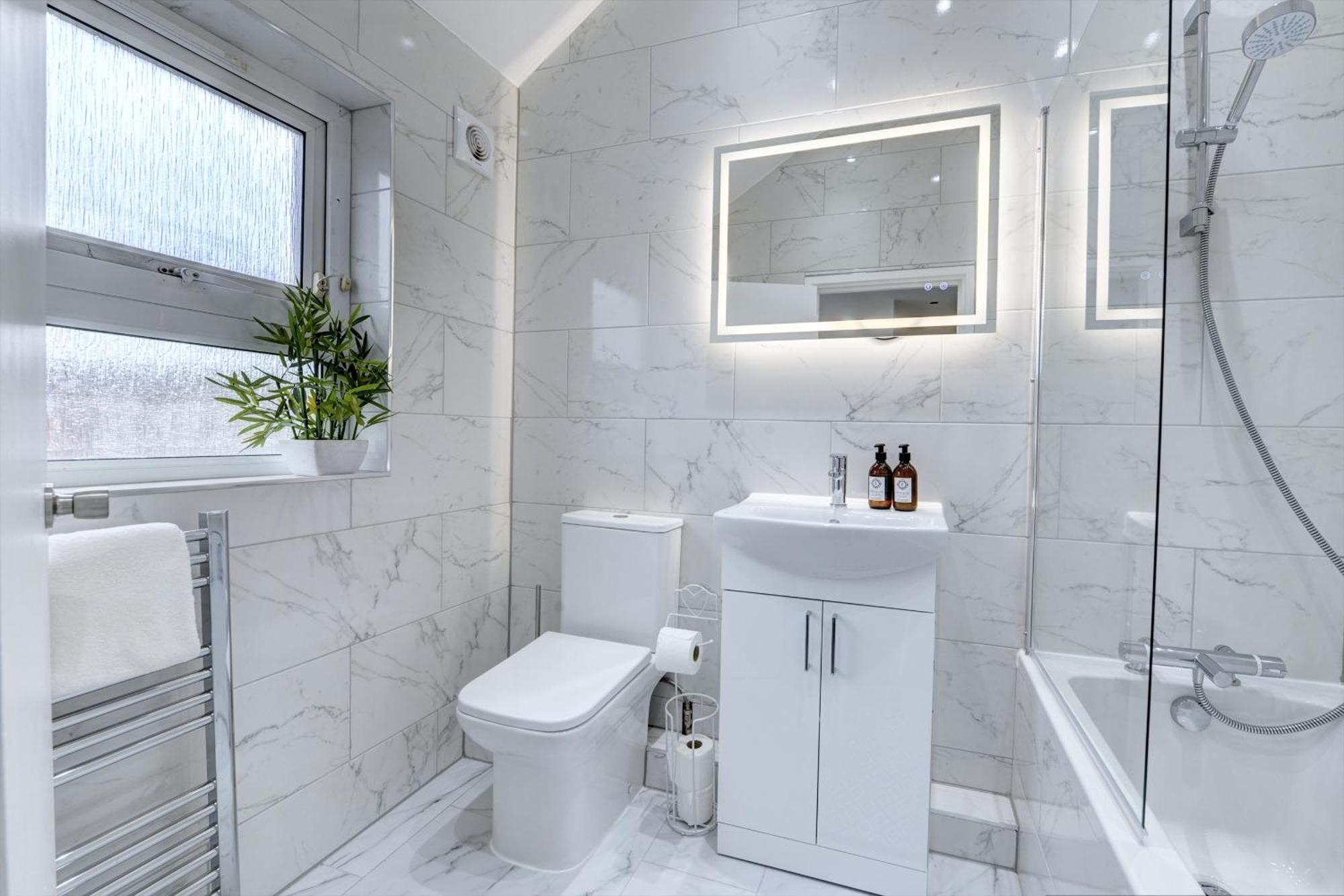 4 Bedrooms Homely House With Garden- Sleeps 9 Comfortably With 6 Comfortable Beds, Free Street Parking, Business Travellers, Contractors, & Holiday-Goers, Coventry, Near All Major Transport Links In Coventry And Motorway 외부 사진