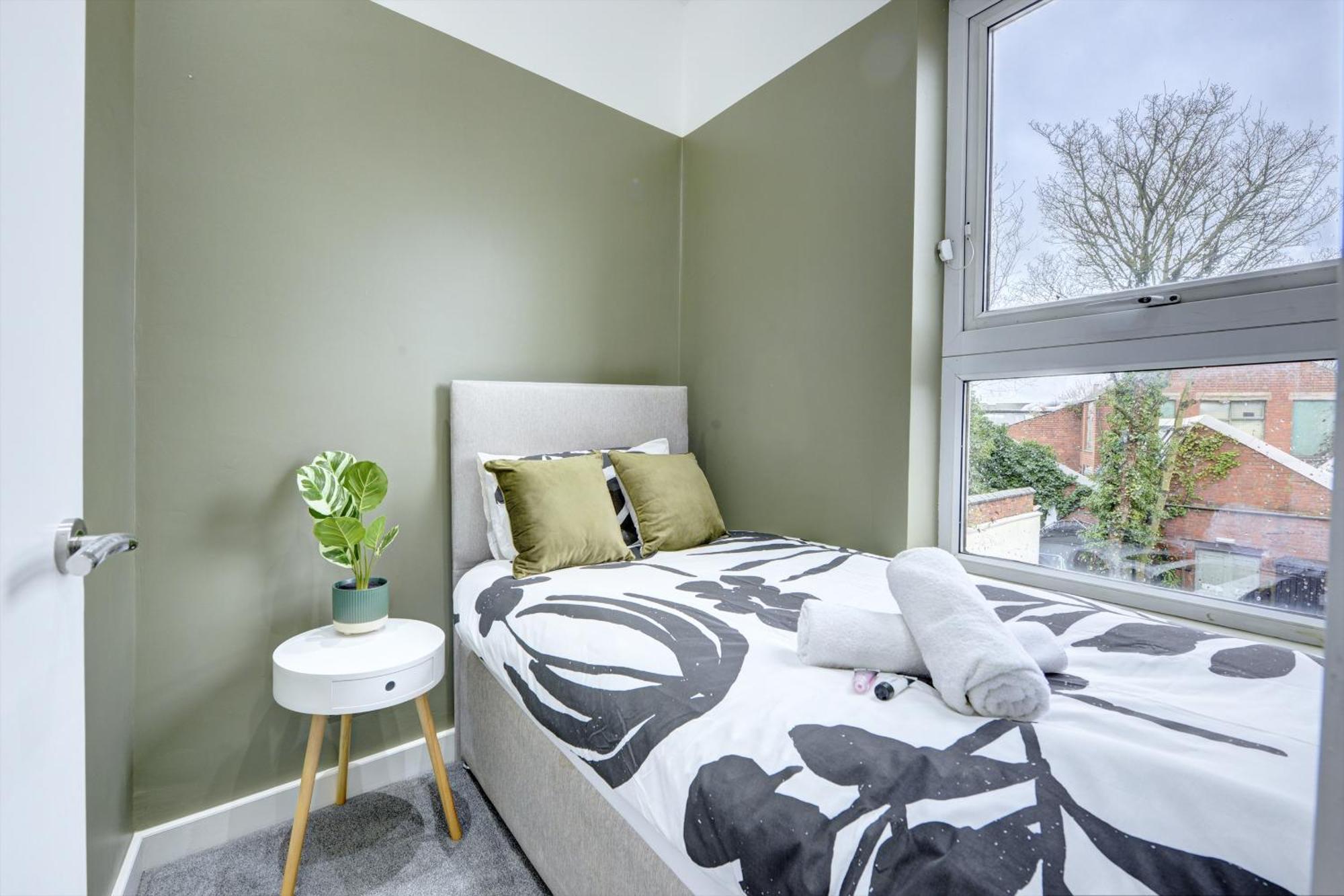 4 Bedrooms Homely House With Garden- Sleeps 9 Comfortably With 6 Comfortable Beds, Free Street Parking, Business Travellers, Contractors, & Holiday-Goers, Coventry, Near All Major Transport Links In Coventry And Motorway 외부 사진
