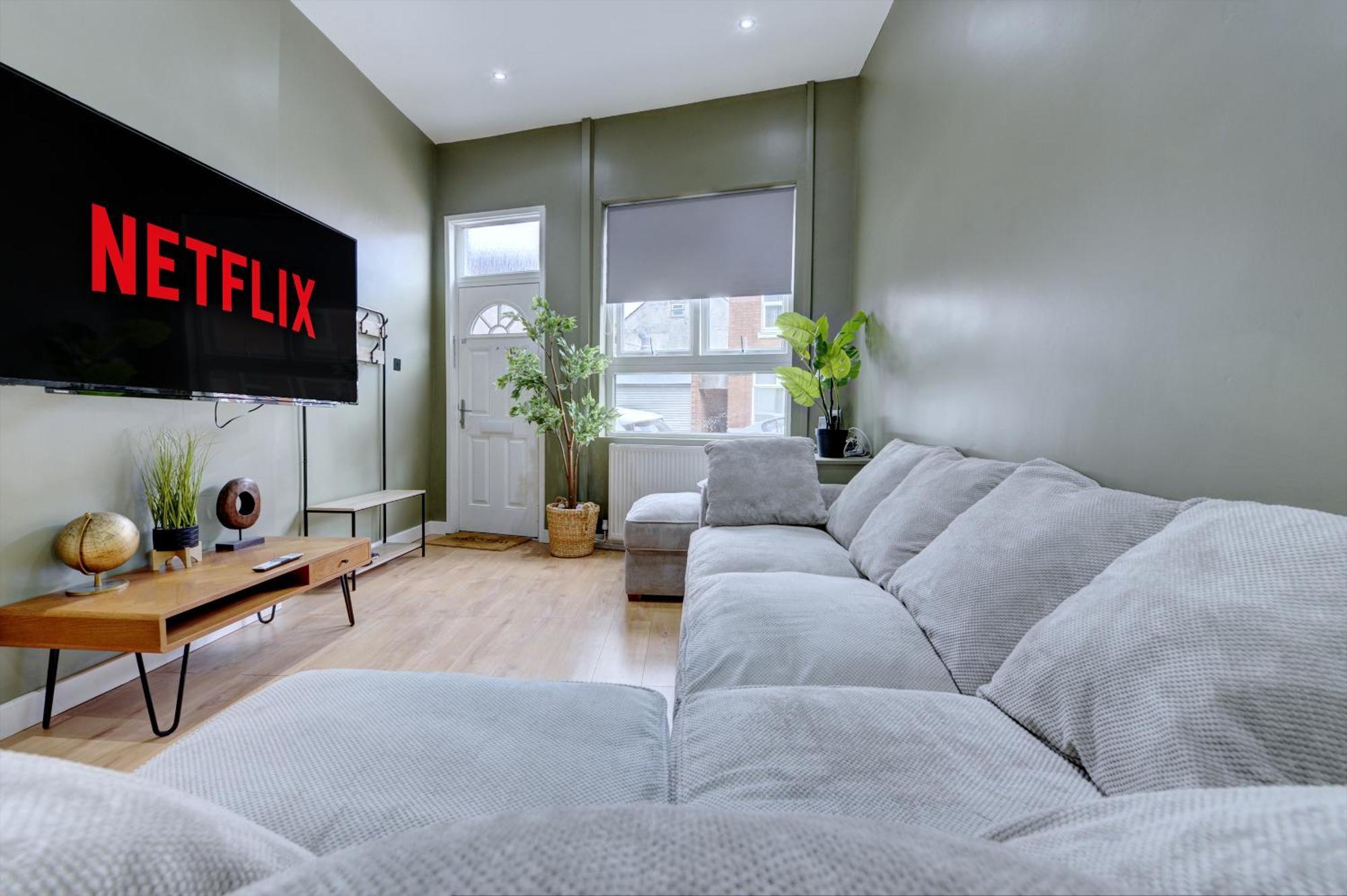 4 Bedrooms Homely House With Garden- Sleeps 9 Comfortably With 6 Comfortable Beds, Free Street Parking, Business Travellers, Contractors, & Holiday-Goers, Coventry, Near All Major Transport Links In Coventry And Motorway 외부 사진