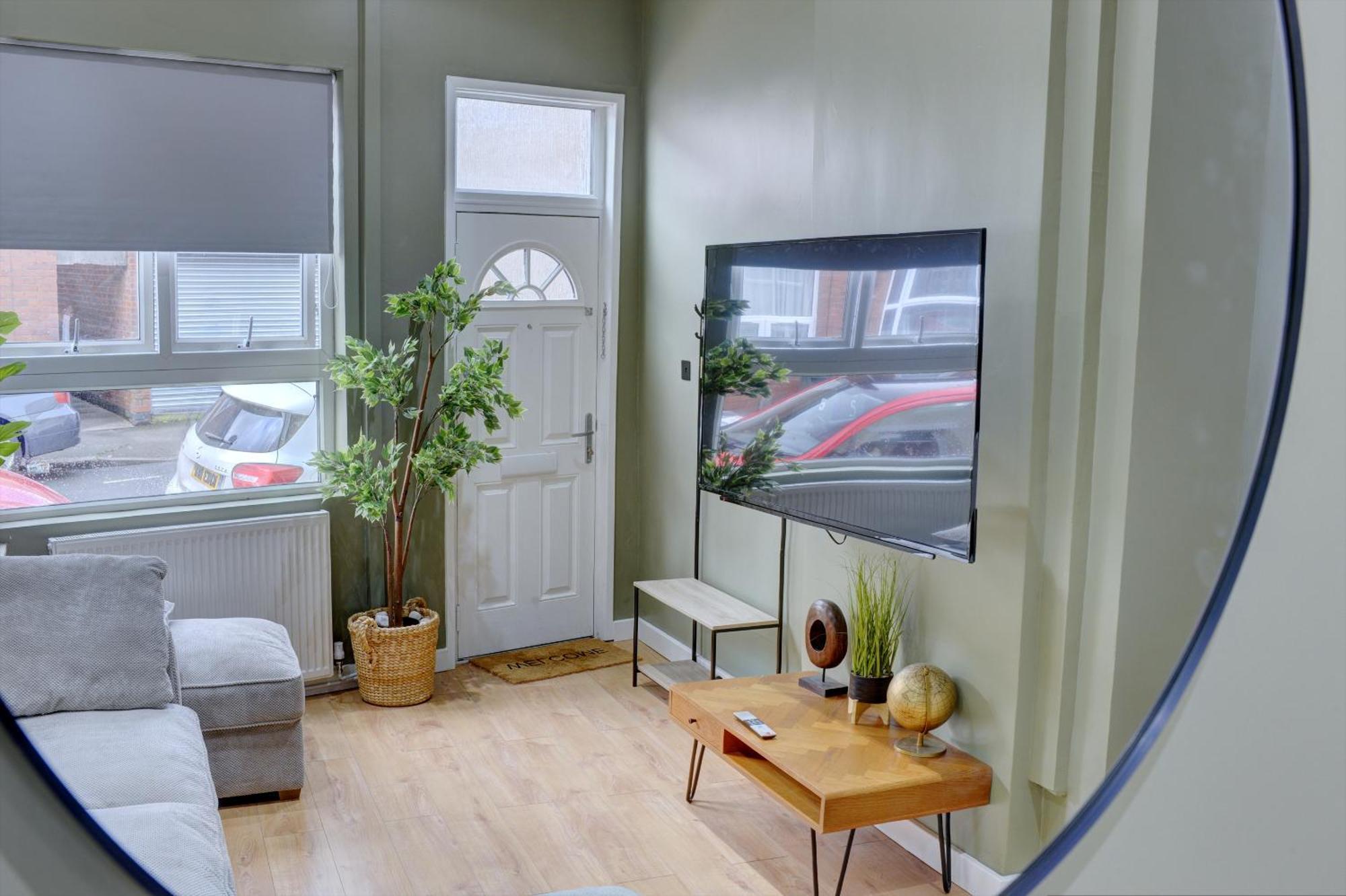 4 Bedrooms Homely House With Garden- Sleeps 9 Comfortably With 6 Comfortable Beds, Free Street Parking, Business Travellers, Contractors, & Holiday-Goers, Coventry, Near All Major Transport Links In Coventry And Motorway 외부 사진