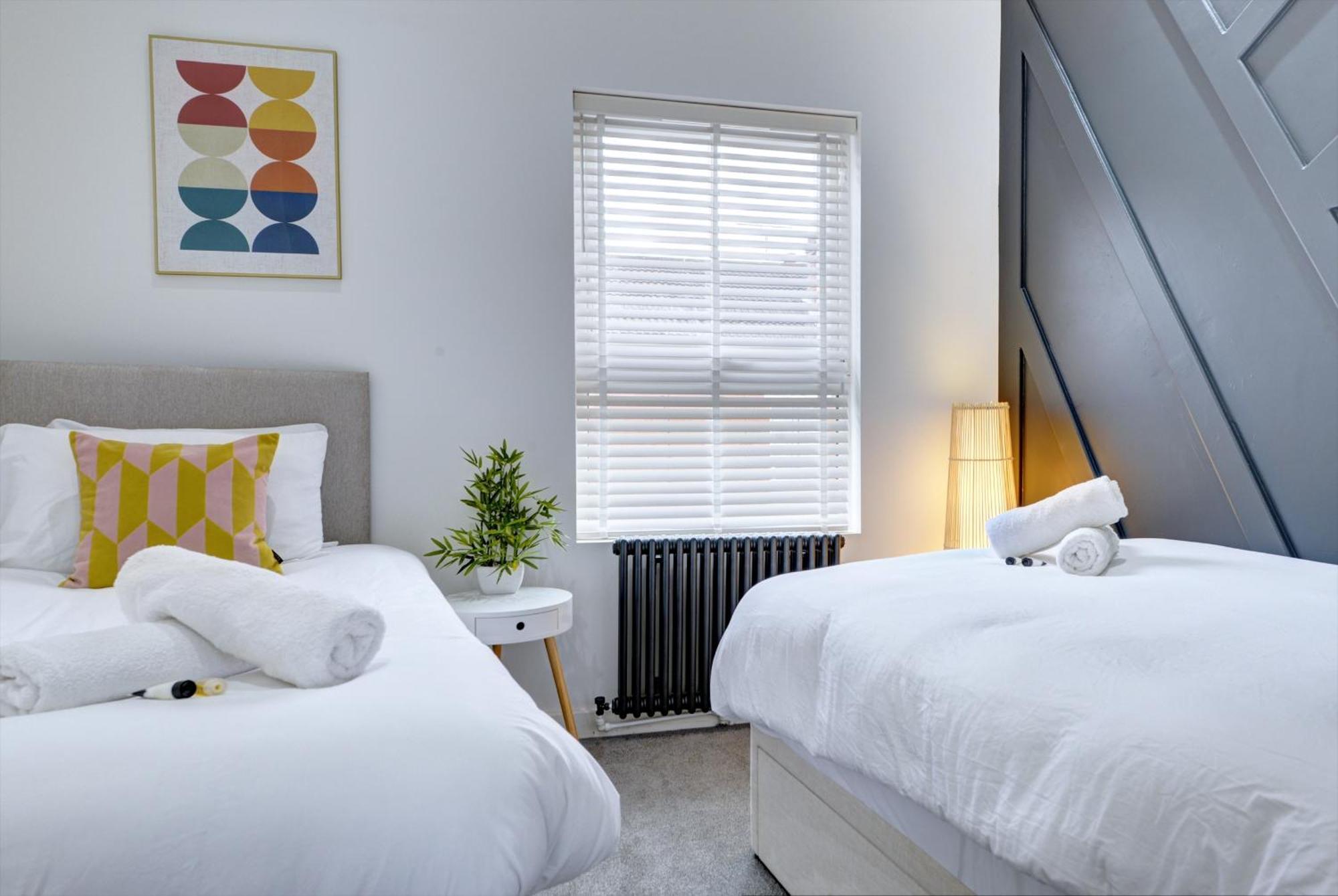 4 Bedrooms Homely House With Garden- Sleeps 9 Comfortably With 6 Comfortable Beds, Free Street Parking, Business Travellers, Contractors, & Holiday-Goers, Coventry, Near All Major Transport Links In Coventry And Motorway 외부 사진