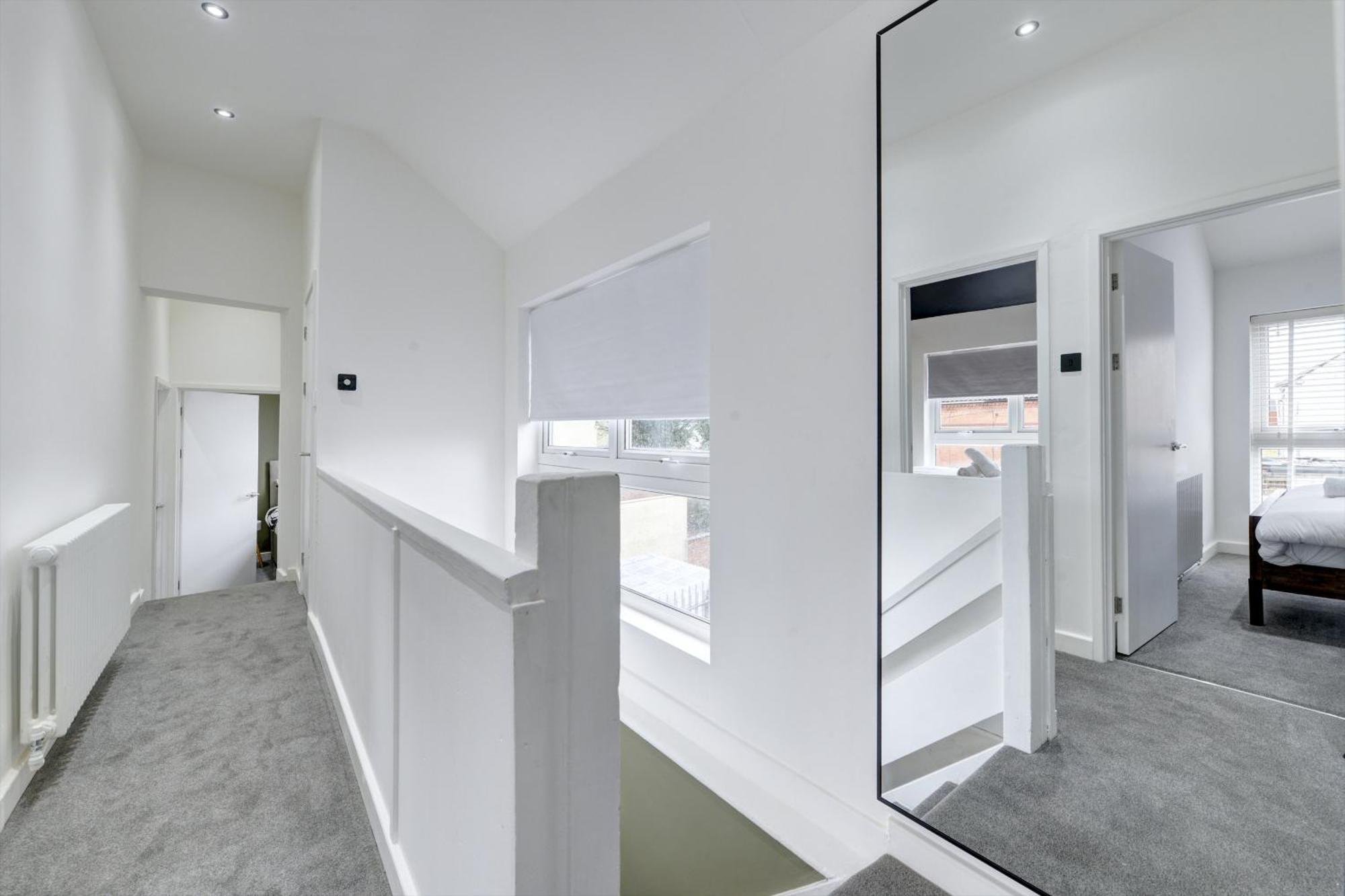 4 Bedrooms Homely House With Garden- Sleeps 9 Comfortably With 6 Comfortable Beds, Free Street Parking, Business Travellers, Contractors, & Holiday-Goers, Coventry, Near All Major Transport Links In Coventry And Motorway 외부 사진