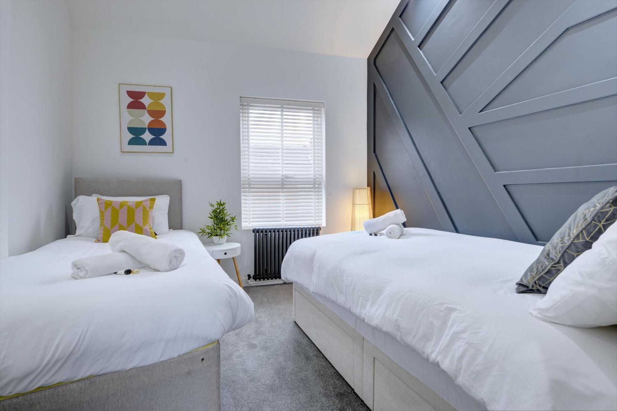 4 Bedrooms Homely House With Garden- Sleeps 9 Comfortably With 6 Comfortable Beds, Free Street Parking, Business Travellers, Contractors, & Holiday-Goers, Coventry, Near All Major Transport Links In Coventry And Motorway 외부 사진
