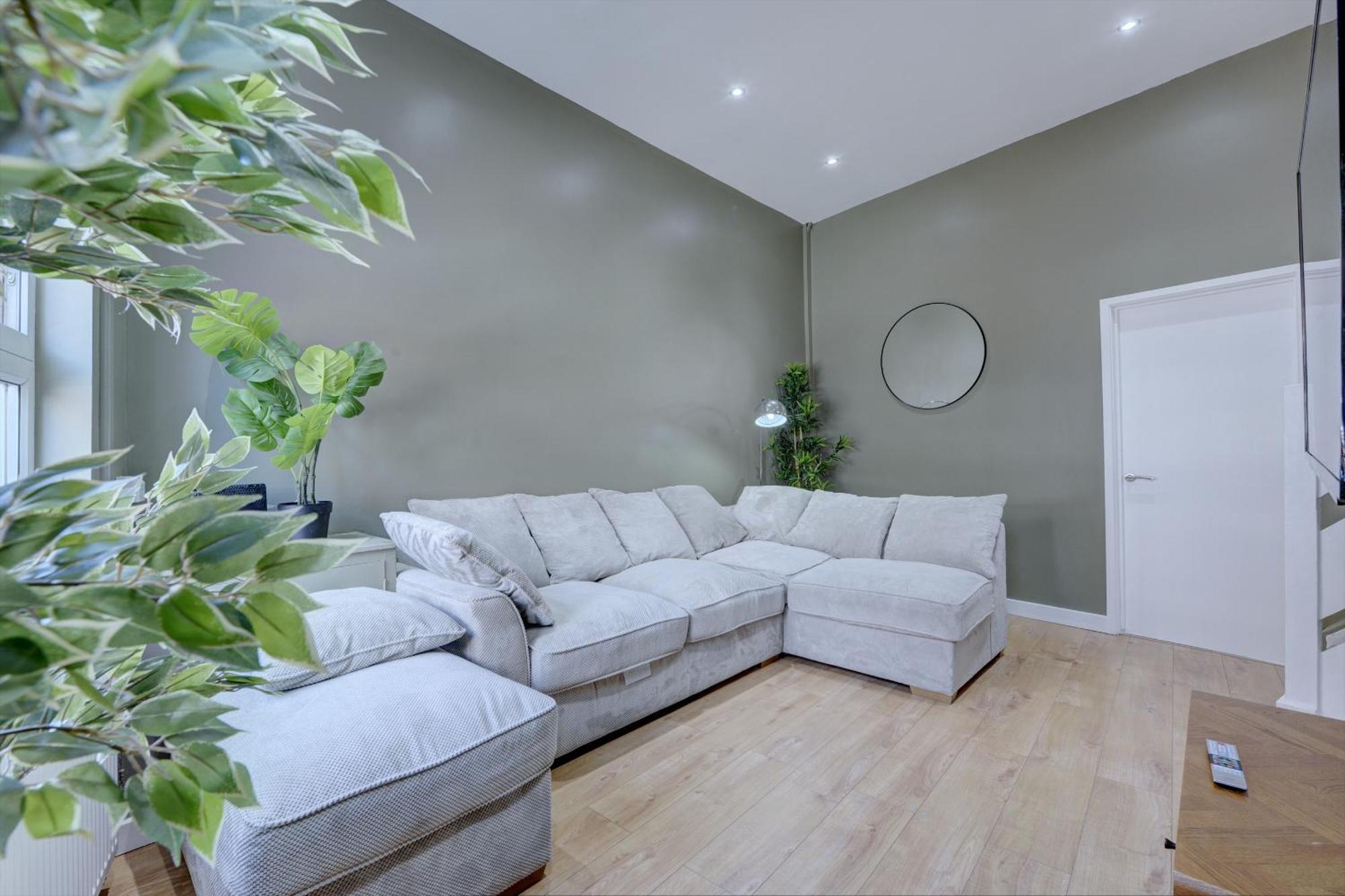 4 Bedrooms Homely House With Garden- Sleeps 9 Comfortably With 6 Comfortable Beds, Free Street Parking, Business Travellers, Contractors, & Holiday-Goers, Coventry, Near All Major Transport Links In Coventry And Motorway 외부 사진