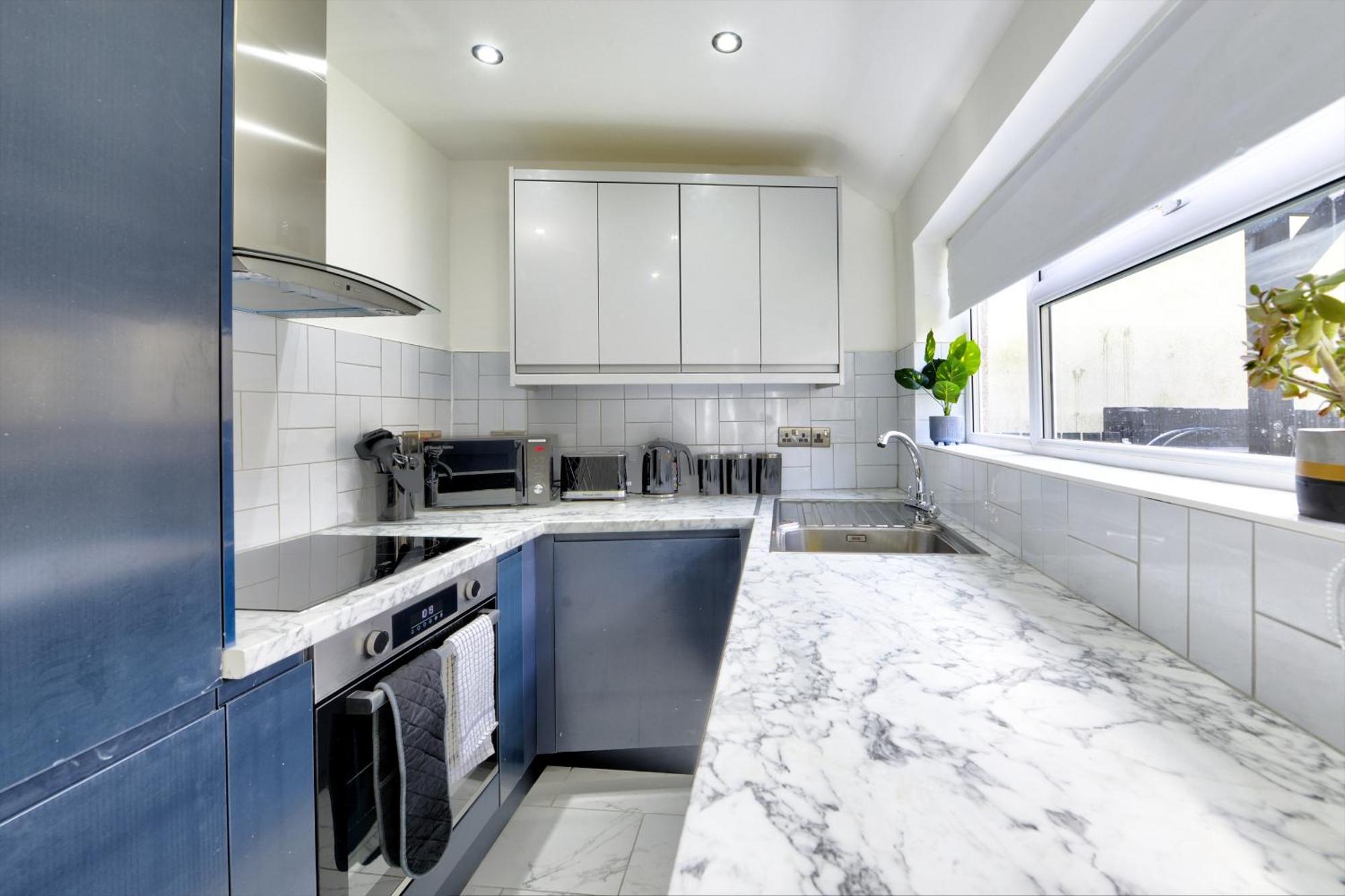 4 Bedrooms Homely House With Garden- Sleeps 9 Comfortably With 6 Comfortable Beds, Free Street Parking, Business Travellers, Contractors, & Holiday-Goers, Coventry, Near All Major Transport Links In Coventry And Motorway 외부 사진