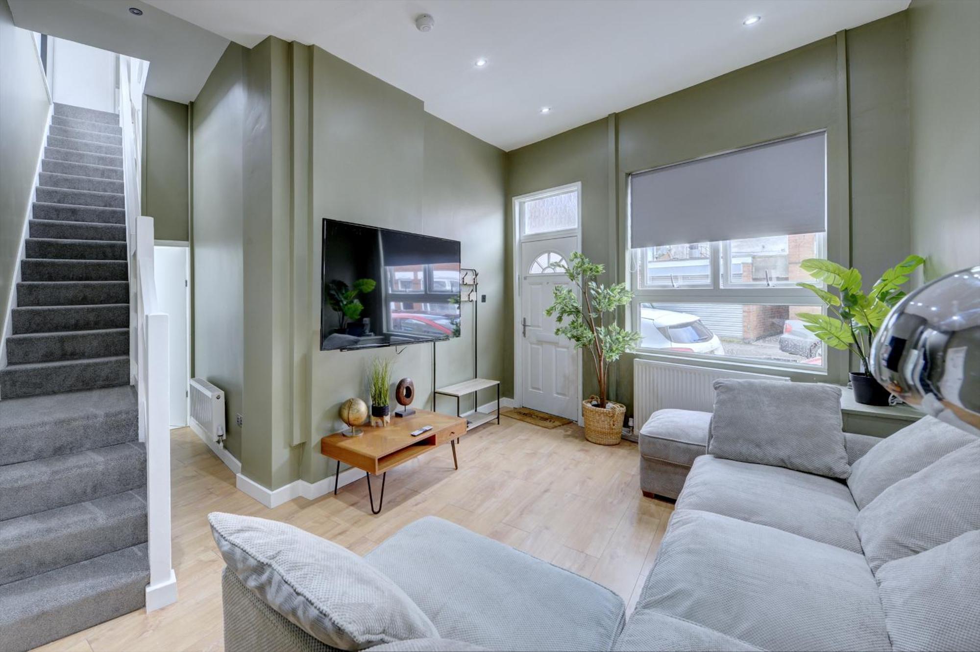 4 Bedrooms Homely House With Garden- Sleeps 9 Comfortably With 6 Comfortable Beds, Free Street Parking, Business Travellers, Contractors, & Holiday-Goers, Coventry, Near All Major Transport Links In Coventry And Motorway 외부 사진